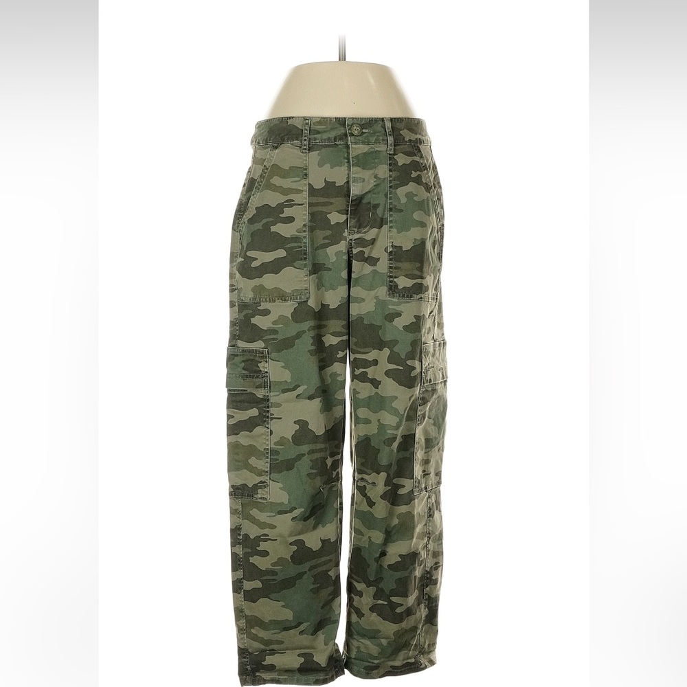 Universal Thread Women's Cropped Cargo Pants in Green Camo